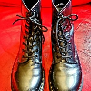 Dr Martens Vegan 1460 Chrome Boots.     Wm Sz-9